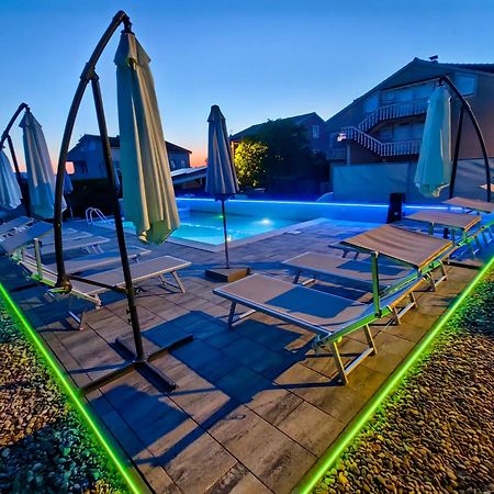 Apartments Lea With Pool Malinska Bagian luar foto